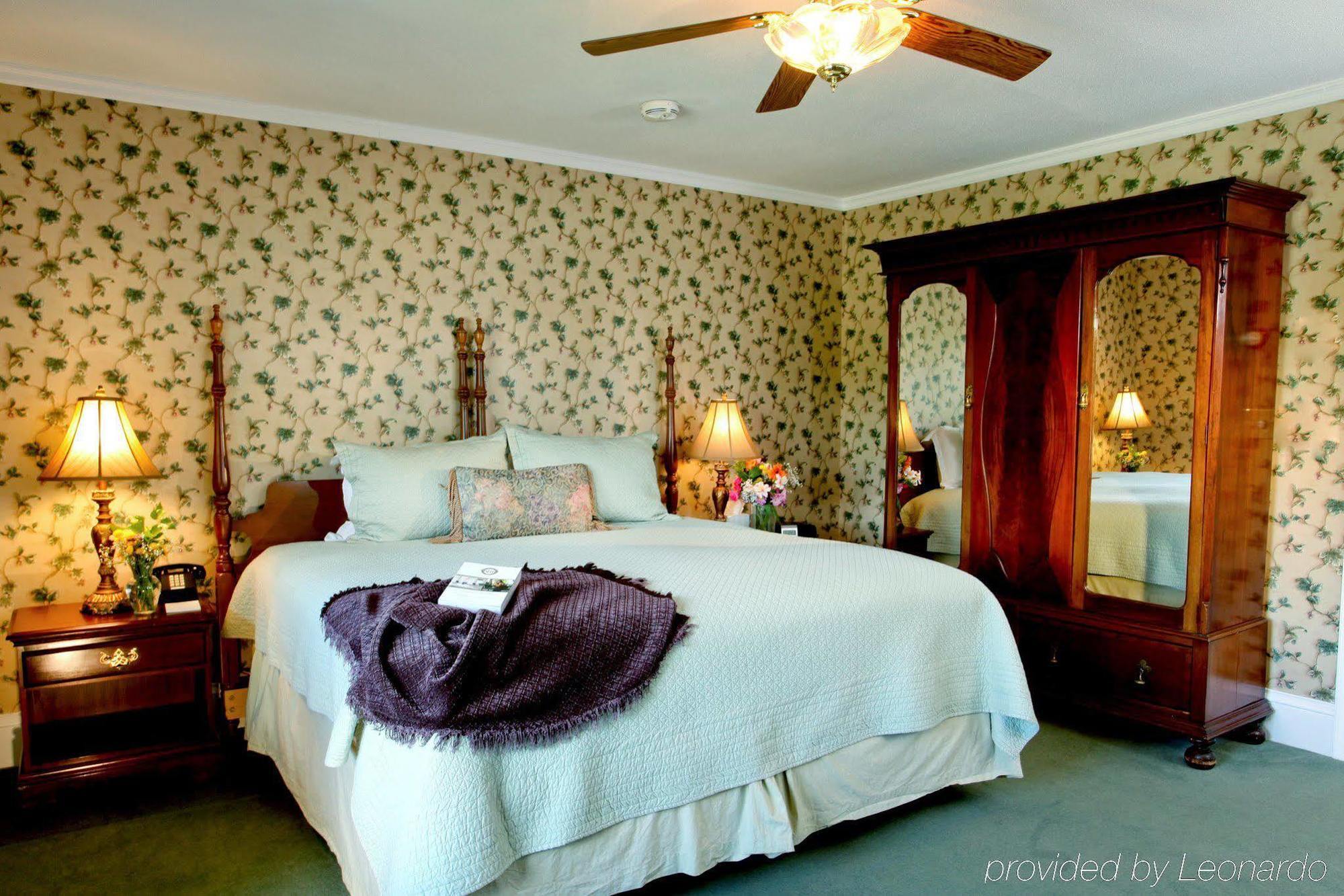 The Manor On Golden Pond Bed and Breakfast Holderness Exteriör bild